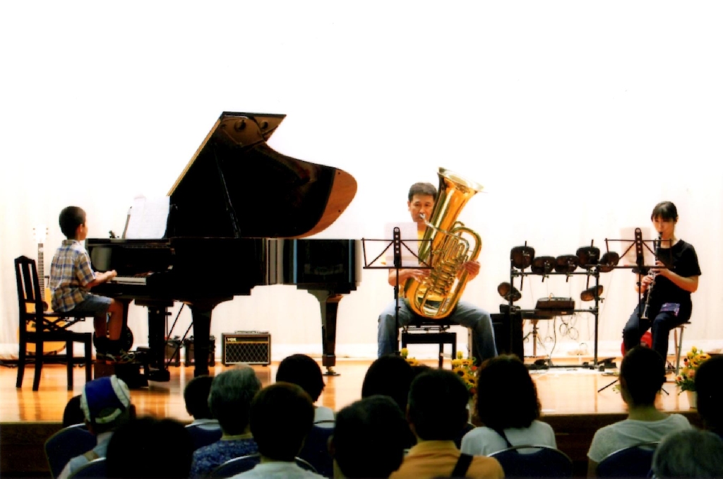 発表会ではお父さん&お母さんも参加の<br>「ファミリーバンド」が大活躍。