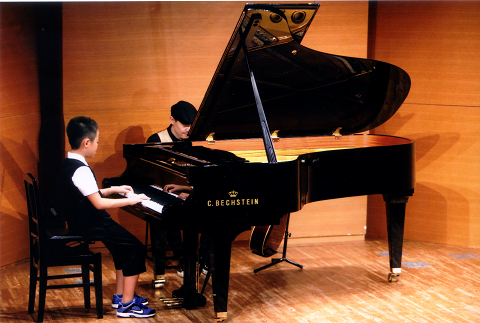 発表会。先生のギターとデュエット。