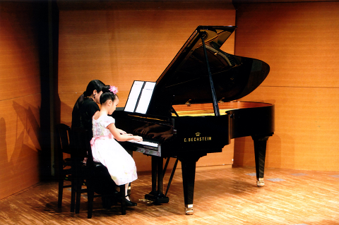 発表会。お母さんと一緒に連弾。